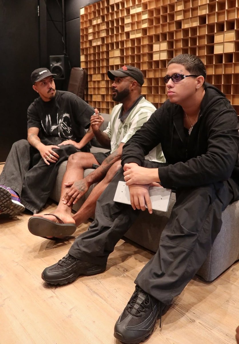 softwiu's tweet photo. WIU, Delacruz e Baco Exu do Blues no estúdio!!!! https://t.co/xWlr0GCk6M
