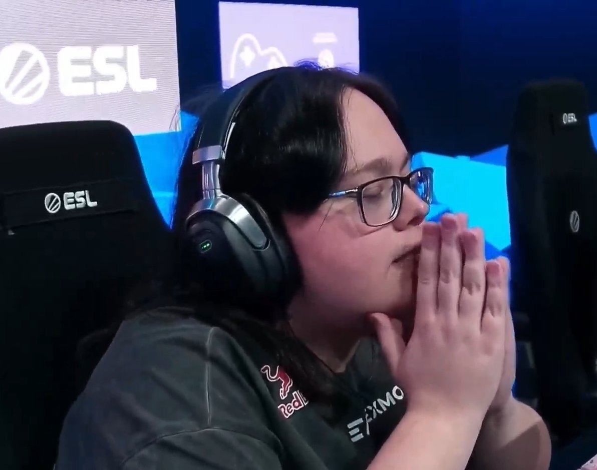 TheGreen_CS2's tweet image. Every #TeamSpirit players do different move 🤣👌
- TN1R showing like U need to use ur brain 😏
- Magixx prays 👌🤣 for the win 
- Zont1x have something under the mouse pad 👀
- Donk just play the game, try to control 
- Sh1ro look like not missing 👌 with Awpa

#IEMRio2026