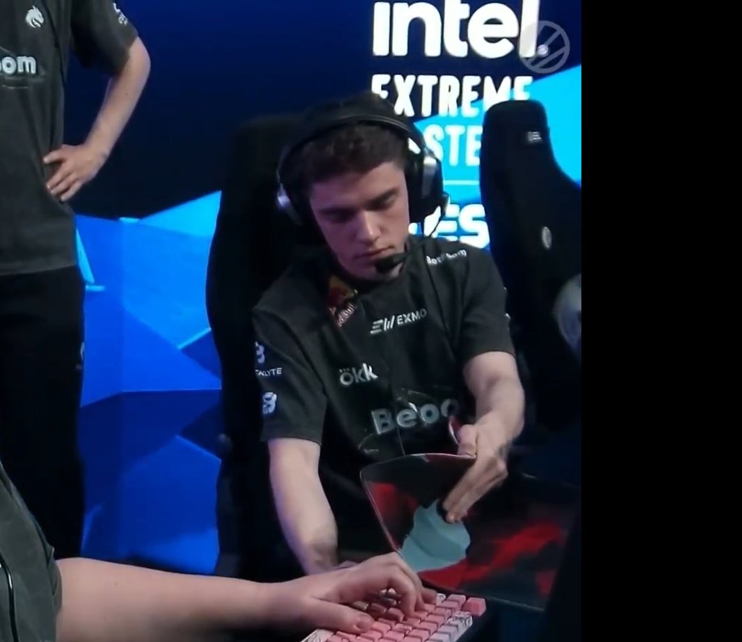 TheGreen_CS2's tweet image. Every #TeamSpirit players do different move 🤣👌
- TN1R showing like U need to use ur brain 😏
- Magixx prays 👌🤣 for the win 
- Zont1x have something under the mouse pad 👀
- Donk just play the game, try to control 
- Sh1ro look like not missing 👌 with Awpa

#IEMRio2026