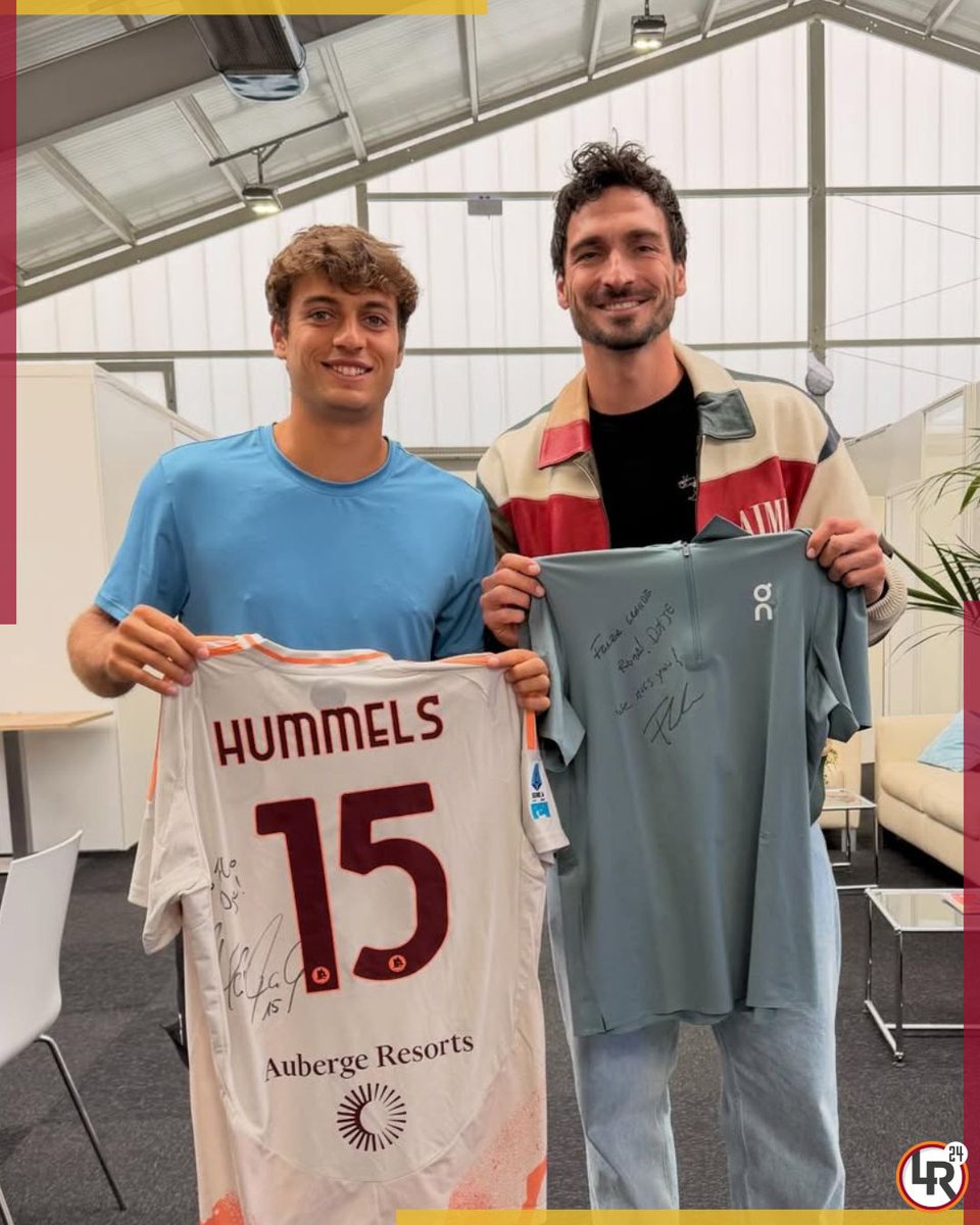 "Forza grande Roma! Daje" ❤️‍🔥

Flavio Cobolli e Mats Hummels , scambio di maglie tra romanisti a Monaco 🟡🔴

#AsRoma