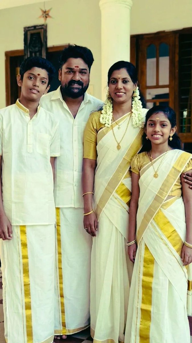 Nick118136's tweet image. കേരളീയ തനിമയിൽ അച്ഛനും അമ്മയും മക്കളും 
#kerala 
#culture 
#villagelife 
#traditional