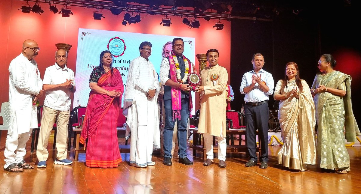 RaghuvirMahale's tweet photo. Received The Art of Living Everyday Unsung Hero Award at the hands of CM Goa Dr. Pramod Sawant'ji and other dignitaries on the occasion of 45th Year of Art of Living and 70th Birthday Celebration of Gurudev Sri Sri Ravi Shankar'ji 
@ArtofLiving @goacm @DrPramodPSawant https://t.co/O4u5xtvbHK