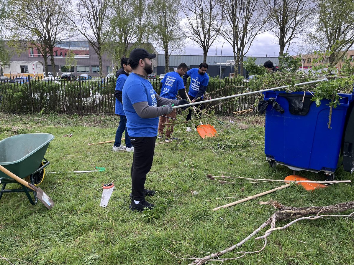 LeeuwardenAMJO's tweet photo. Vandaag hebben onze jongeren in het AZC Ter Apel geholpen met snoeien, opruimen en het terrein weer netjes gemaakt.
Dit werd zeer gewaardeerd door het COA. Het was een succesvolle dag, afgesloten met een gezellige maaltijd!
#MKANL #KhuddamNL #TerApel @GemWesterwolde @AhmadiyyaNL https://t.co/EwKLD1iUgG