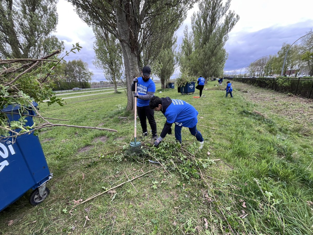 LeeuwardenAMJO's tweet photo. Vandaag hebben onze jongeren in het AZC Ter Apel geholpen met snoeien, opruimen en het terrein weer netjes gemaakt.
Dit werd zeer gewaardeerd door het COA. Het was een succesvolle dag, afgesloten met een gezellige maaltijd!
#MKANL #KhuddamNL #TerApel @GemWesterwolde @AhmadiyyaNL https://t.co/EwKLD1iUgG