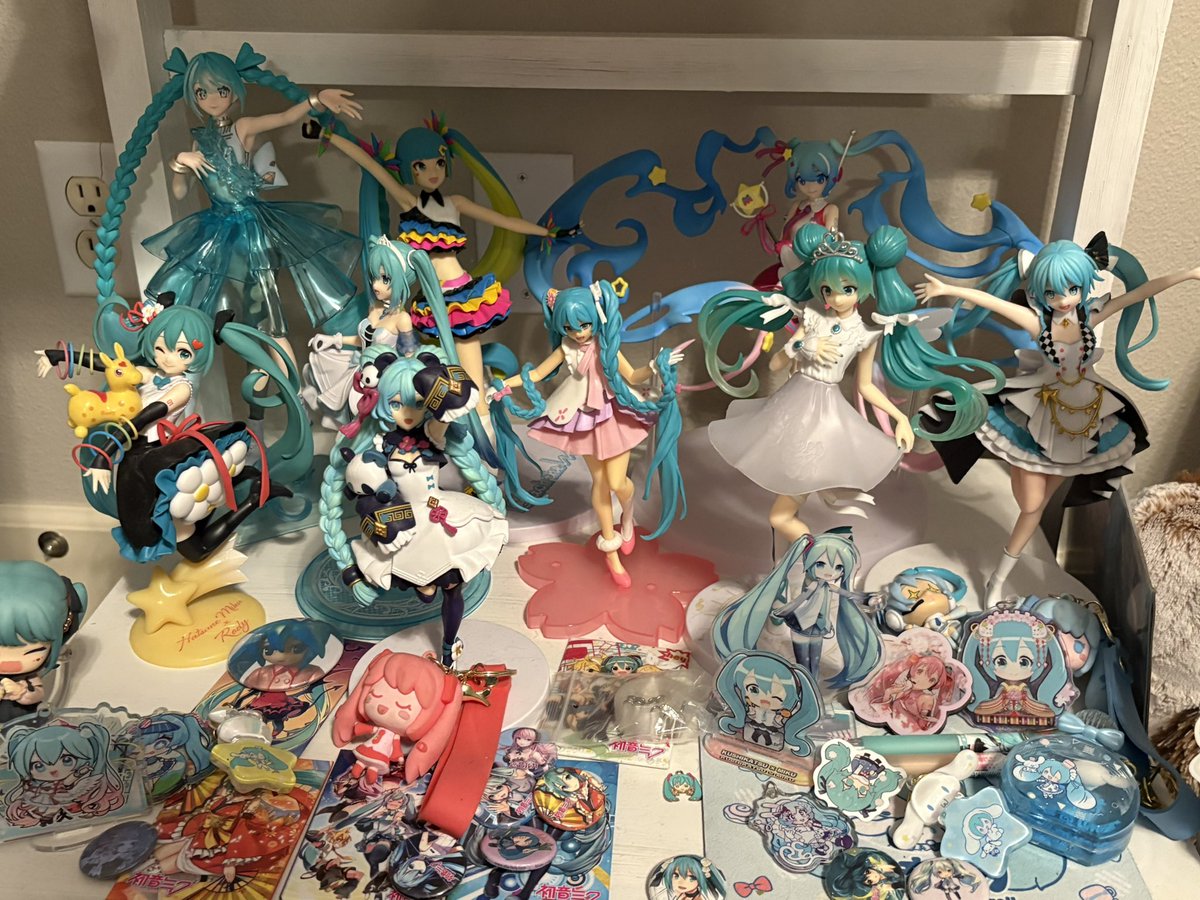 katp2calypse's tweet photo. new miku for the collection :) i have more than this but if people wanna see my whole collection ill post a picture https://t.co/3vMc7gQvug