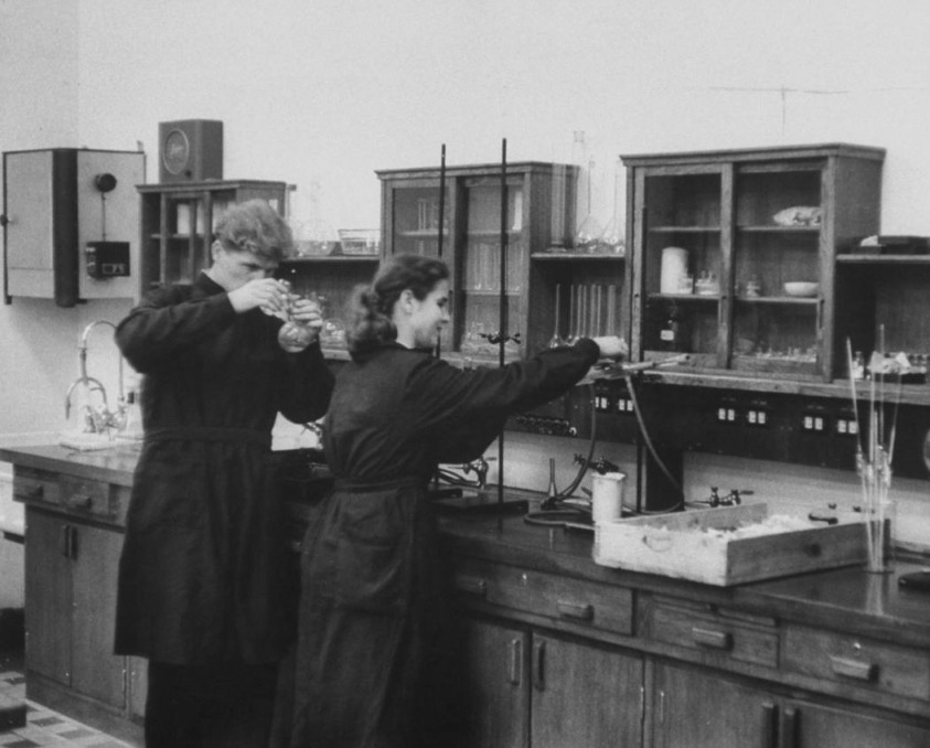 Acnorthall's tweet image. Students conducting experiments, Moscow State University, 1955

#MGU #Moscow #State #University #Experiments #Students #USSR #SovietUnion