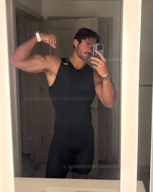 DrewTheGreekGod's tweet image. Triathlon swimskin. Let's go. #Flex #Fitness #Bicep