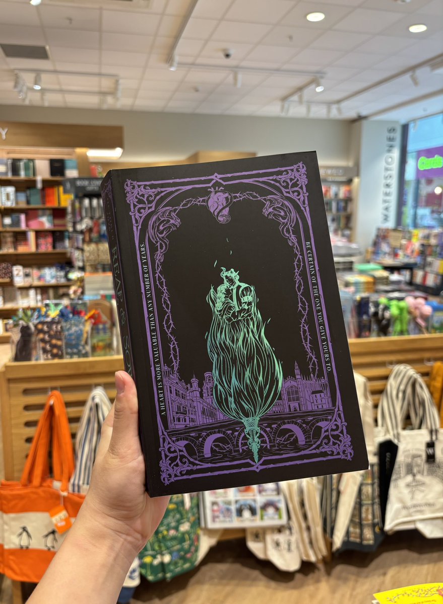 faria036's tweet photo. JUST FINISHED THIS INCREDDDDDDIBLE BOOK AND OMGGGG KIT AND EDA HAVE MY WHOLE HEART!!!! @PenguinHuddleUK THANK YOU SM FOR SENDING THIS😫😫😫😍😍😍 https://t.co/arkHCh3LU1