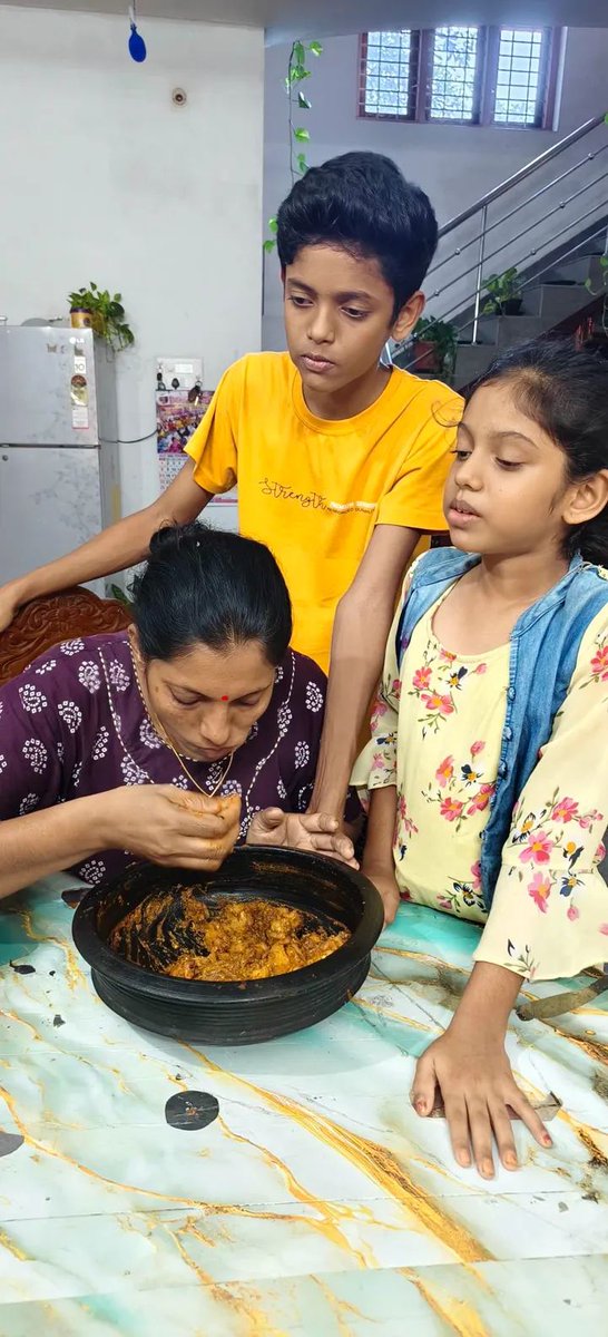 Nick118136's tweet image. തലേ ദിവസത്തെ മീൻകറിയും കപ്പയും ആ ചട്ടിയിൽ ഇളക്കി രാവിലെ ഒരു പിടിപിടിച്ചു 🥰. കുഞ്ഞുങ്ങൾക്ക് ഇതു പുതു സ്വാദ് 
#tasty 
#yummyfood 
#food 
#villagelife