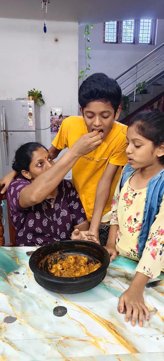 Nick118136's tweet image. തലേ ദിവസത്തെ മീൻകറിയും കപ്പയും ആ ചട്ടിയിൽ ഇളക്കി രാവിലെ ഒരു പിടിപിടിച്ചു 🥰. കുഞ്ഞുങ്ങൾക്ക് ഇതു പുതു സ്വാദ് 
#tasty 
#yummyfood 
#food 
#villagelife