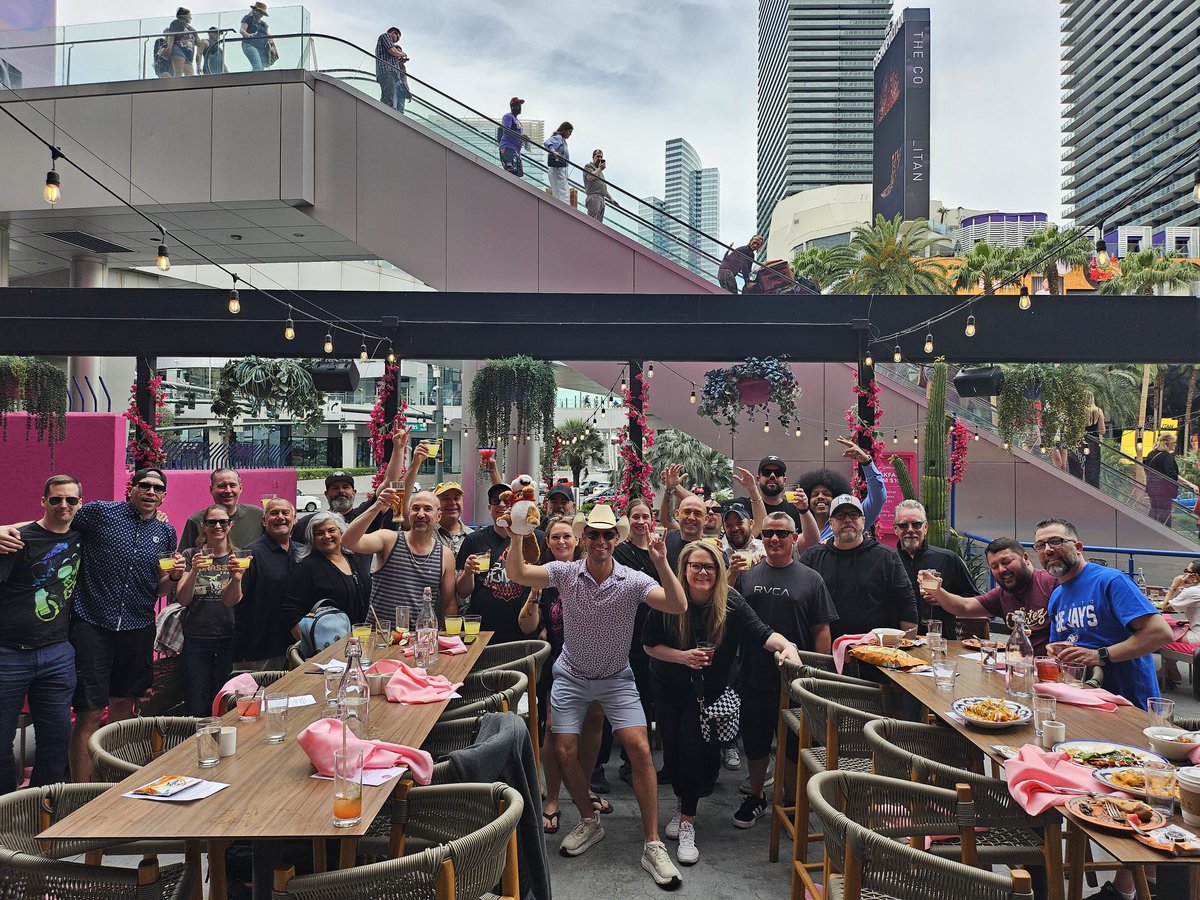 JeremyRoss77's tweet image. #Vegas  What a crew!