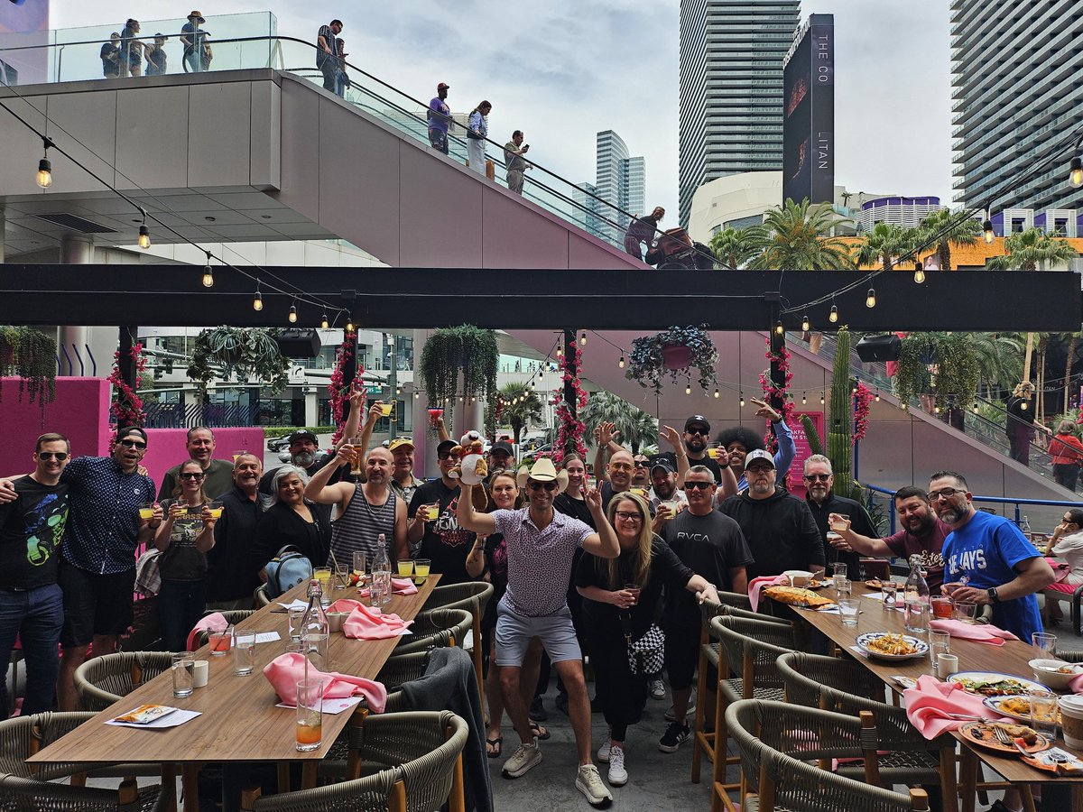 JeremyRoss77's tweet image. #Vegas  What a crew!