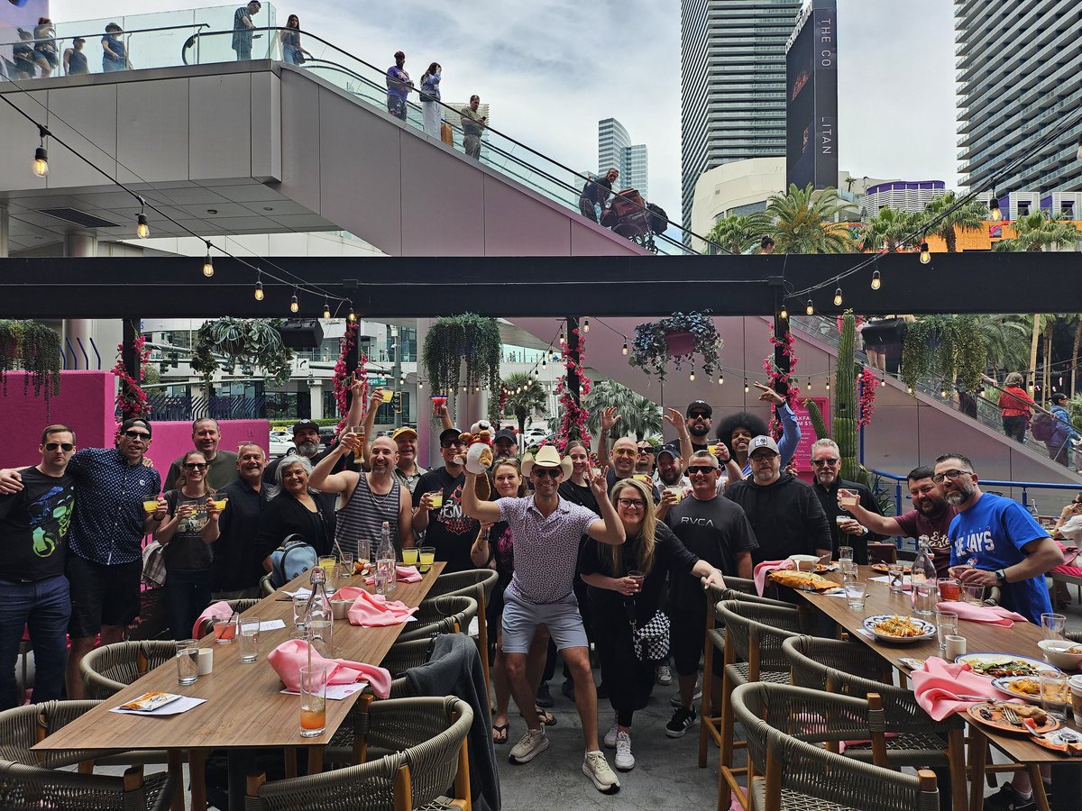 JeremyRoss77's tweet image. #Vegas  What a crew!