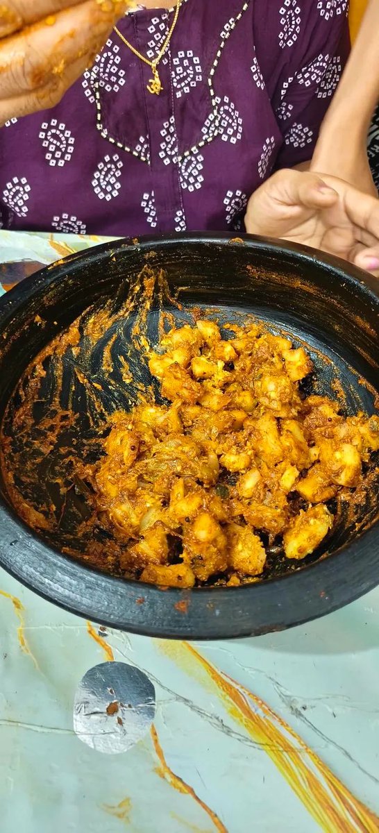 Nick118136's tweet image. തലേ ദിവസത്തെ മീൻകറിയും കപ്പയും ആ ചട്ടിയിൽ ഇളക്കി രാവിലെ ഒരു പിടിപിടിച്ചു 🥰. കുഞ്ഞുങ്ങൾക്ക് ഇതു പുതു സ്വാദ് 
#tasty 
#yummyfood 
#food 
#villagelife