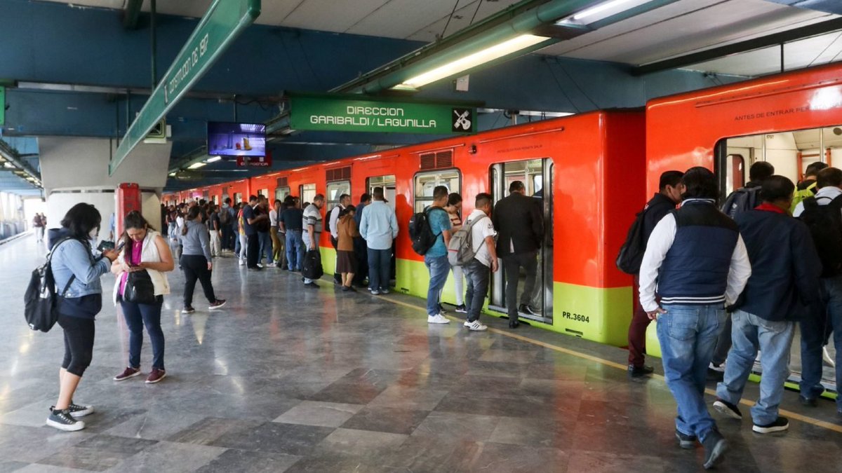 AztecaNoticias's tweet image. #AlMomento | La circulación de trenes está detenida en la Línea 8 del #MetroCDMX, que corre de Constitución de 1917 a Garibaldi.

Esto debido a que una persona presuntamente se arrojó a las vías, de acuerdo con el sistema de transporte.

aztecanoticias.info/4vBBuZ2
