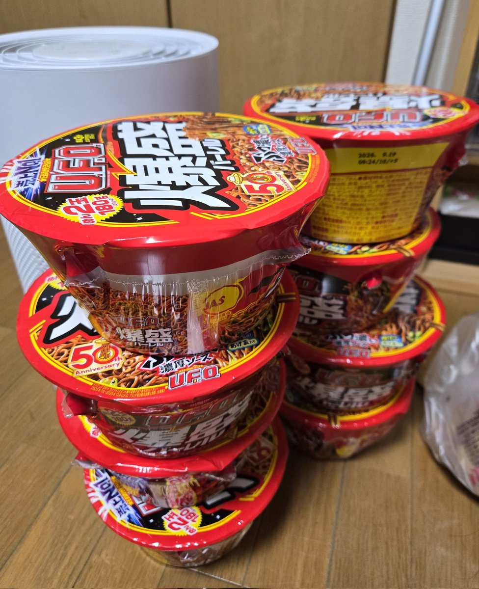 a02net's tweet photo. 最近のufoキャッチャーは飲み物や食品が多いですね。あと　箱ティッシュや洗剤など…　100円ぐらいと思ってサクサク散財し　気付いたら結構使ってる時あります(;´д｀)
ストレス発散だと割りきって遊べば良しですかね…今日の戦利品は焼きそばでした～＼(^-^)／ https://t.co/BESAbUoRRx