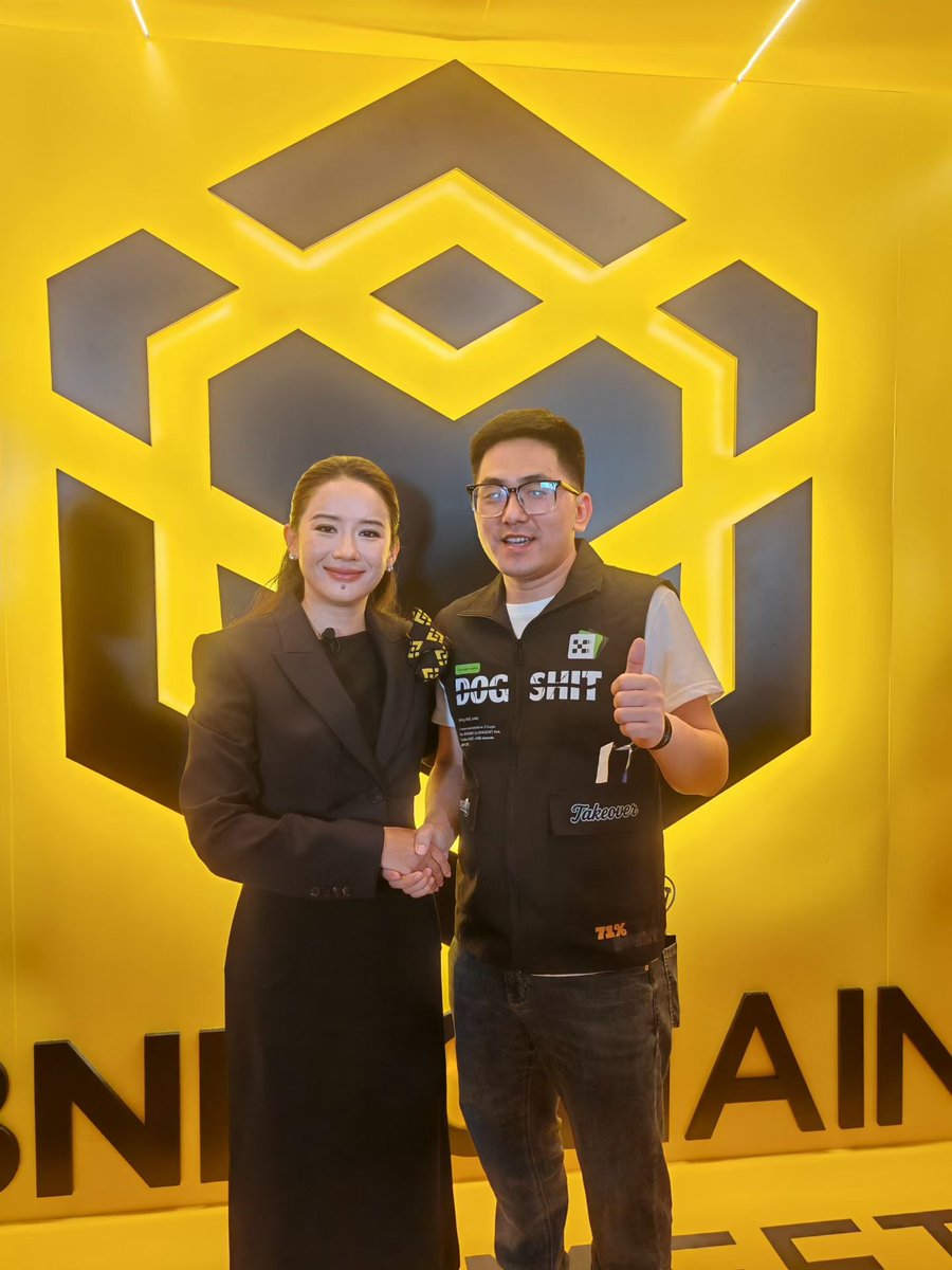 shifarct71444's tweet image. “看到家人在香港和@YiHe 合影，真的实名羡慕！😭
这次没能到场和一姐面基，太可惜了。
但我们雪球永远是BNB生态最忠实的支持者，希盼下次能有机会补上合影！#BNBChain