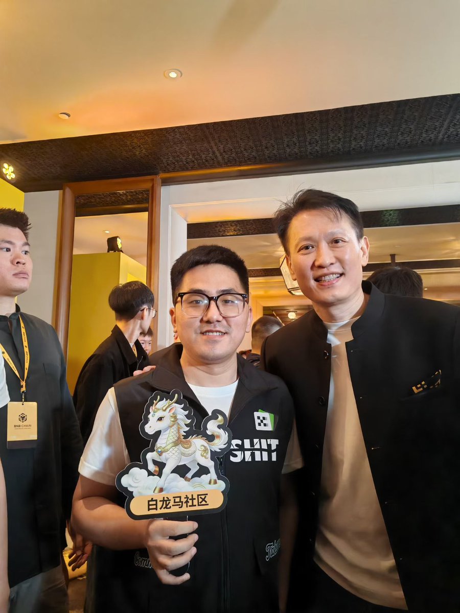 shifarct71444's tweet image. “看到家人在香港和@YiHe 合影，真的实名羡慕！😭
这次没能到场和一姐面基，太可惜了。
但我们雪球永远是BNB生态最忠实的支持者，希盼下次能有机会补上合影！#BNBChain