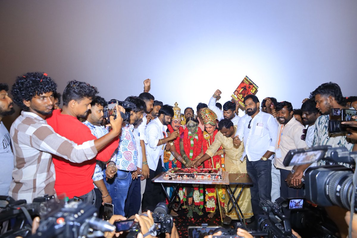 naarkaaliseithi's tweet image. Fans festival continues – Week 3 and #Leader is unstoppable 🥳💥

@thelegendoffl #LegendSaravanan #லீடர் ❤️‍🔥

#LeaderRunningSuccessfully

Starring: @yoursthelegend 🔥
A @Dir_dsk directorial 🎬
A @GhibranVaibodha musical 🎵

🎟️ Book your tickets here: movies.starviva.in/movie/leader