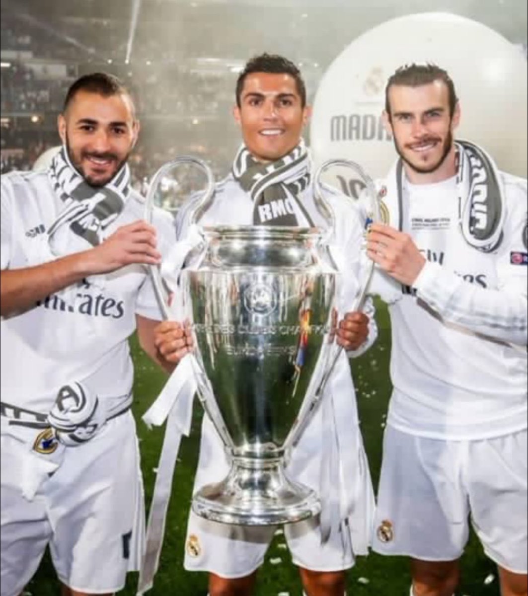 الثلاثي بيل ورونالدو وبنزيما في 2016 ساهمو ب 118 هدف 

ميسي لوحده في 2012 ساهم ب 119 💀