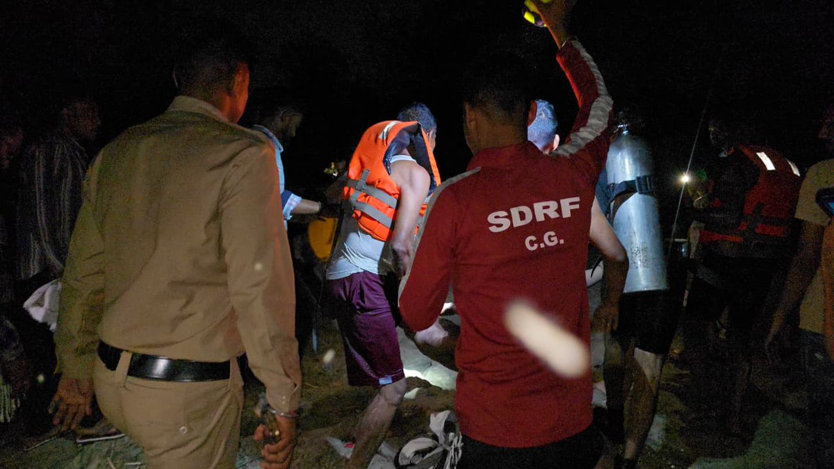 Chhotukingoffi1's tweet image. #दुर्ग के छातागढ़ में शिवनाथ नदी में 21 और 13 वर्ष की आयु के दो युवक डूब गए। एसडीआरएफ की टीमों ने गहन गोताखोरी अभियान चलाकर एक शव बरामद किया और उसे पुलिस को सौंप दिया। @ians_india #SDRF #Durg #chattisgarh