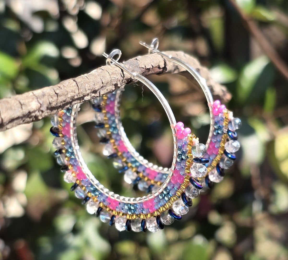 beauxbeautyblog's tweet image. Unicorn Vibes... beaded hoop earrings available in my Et$y shop @ tidd.ly/6414bf00 w/ FREE US shipping... qagaasakuq- thank you for looking! 🦄 #AlaskaNative #FirstNations #NativeMade