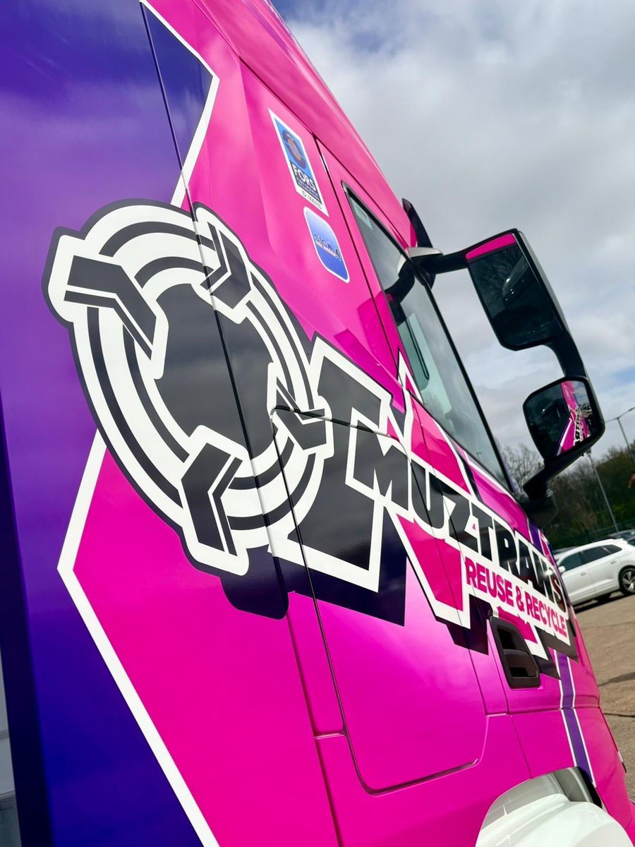 DAFTrucksUK's tweet image. Performance meets personality.🔵🟣

These eye‑catching new DAF XF 530 FTG tractor units are making a serious statement for Muztrans Transport &amp;amp; Logistics. 

Supplied by @channel_plc, finished by @SignMakersEssex.

#New #DAFXF #Trucks #DAFTrucks