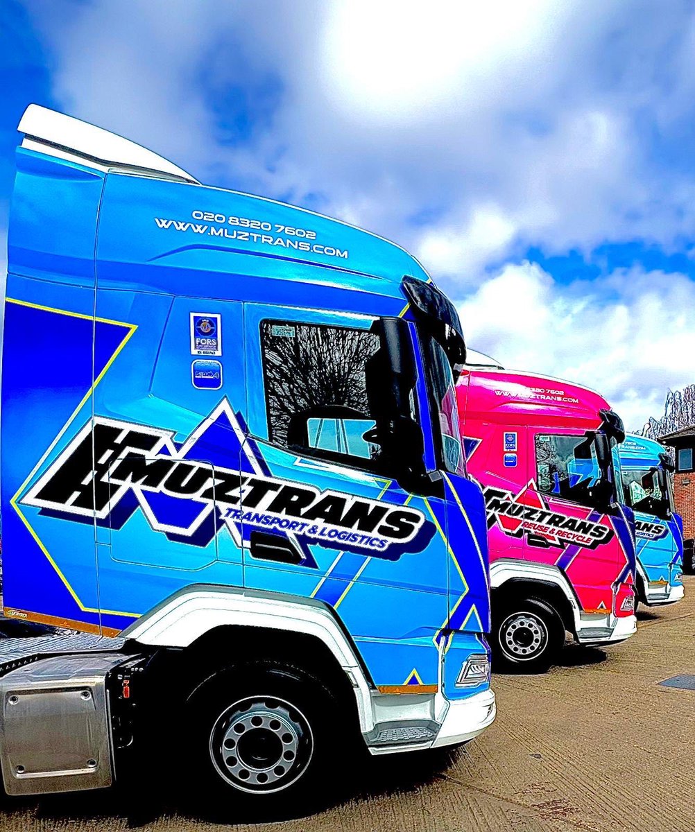 DAFTrucksUK's tweet image. Performance meets personality.🔵🟣

These eye‑catching new DAF XF 530 FTG tractor units are making a serious statement for Muztrans Transport &amp;amp; Logistics. 

Supplied by @channel_plc, finished by @SignMakersEssex.

#New #DAFXF #Trucks #DAFTrucks
