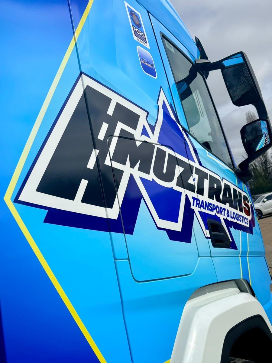 DAFTrucksUK's tweet image. Performance meets personality.🔵🟣

These eye‑catching new DAF XF 530 FTG tractor units are making a serious statement for Muztrans Transport &amp;amp; Logistics. 

Supplied by @channel_plc, finished by @SignMakersEssex.

#New #DAFXF #Trucks #DAFTrucks