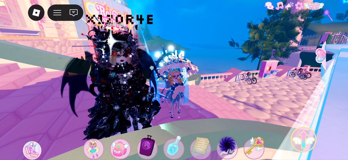 Guess who was at the server who the girl won the halo in front of me 👀👀!!!

#royalhigh