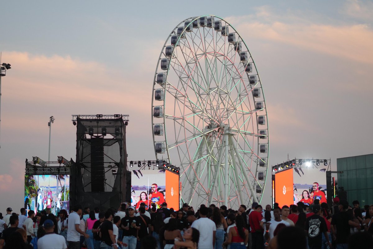 alcaldiabquilla's tweet photo. ¡Barranquilla celebró en grande los #212MÁS1!

Vivimos una noche inolvidable en el Gran Malecón, donde miles de barranquilleros y visitantes llegaron a disfrutar y a celebrar con orgullo nuestra ciudad.

¡Gracias a todos por ser parte de esta fiesta! #BarranquillaEstáDeModa https://t.co/pfZ8XVxUEN