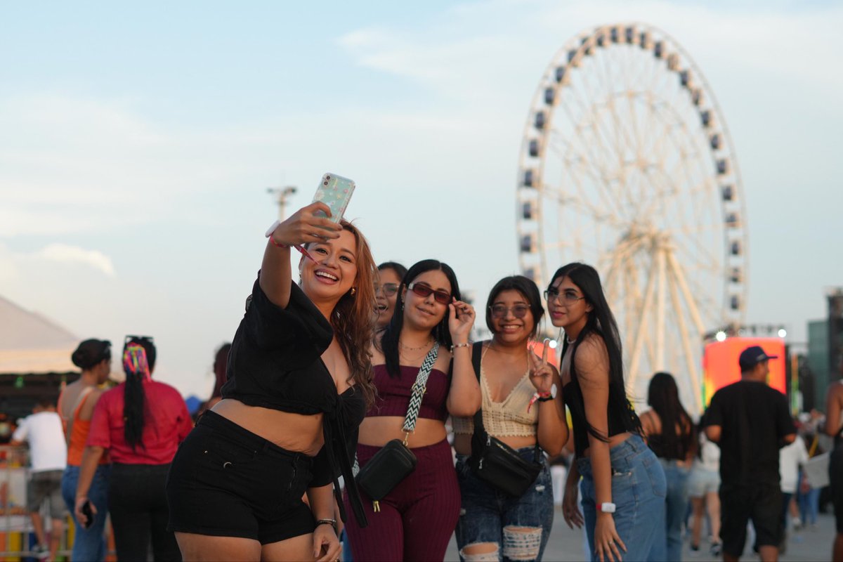 alcaldiabquilla's tweet photo. ¡Barranquilla celebró en grande los #212MÁS1!

Vivimos una noche inolvidable en el Gran Malecón, donde miles de barranquilleros y visitantes llegaron a disfrutar y a celebrar con orgullo nuestra ciudad.

¡Gracias a todos por ser parte de esta fiesta! #BarranquillaEstáDeModa https://t.co/pfZ8XVxUEN