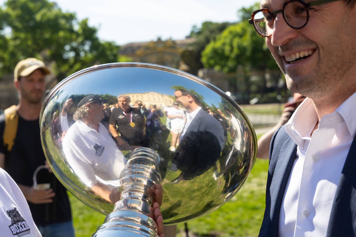 T_Cazenave's tweet photo. 🏒 Champions de France !

Quelle fierté pour Bordeaux !

J’ai eu l’honneur de recevoir aujourd’hui à l’Hôtel de Ville les @BoxersBordeaux , nouveaux champions de France de hockey sur glace. https://t.co/1ATBYZYRUD