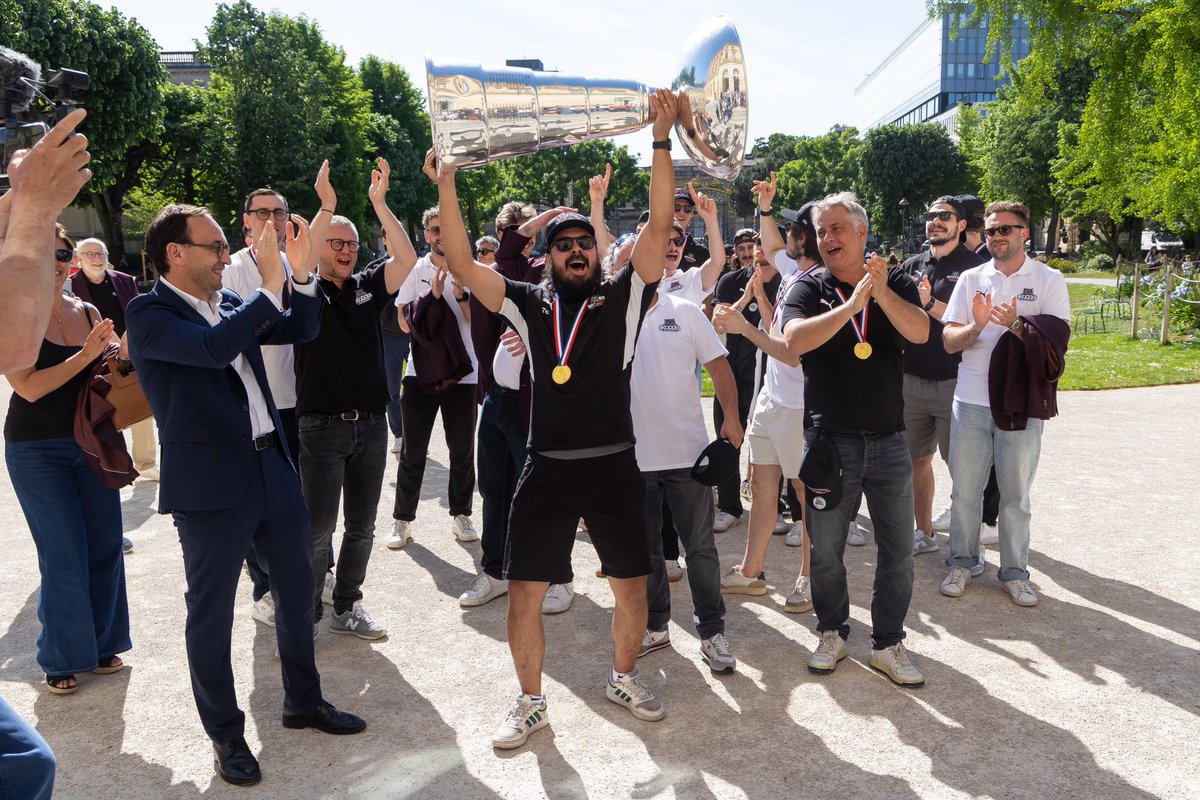 T_Cazenave's tweet photo. 🏒 Champions de France !

Quelle fierté pour Bordeaux !

J’ai eu l’honneur de recevoir aujourd’hui à l’Hôtel de Ville les @BoxersBordeaux , nouveaux champions de France de hockey sur glace. https://t.co/1ATBYZYRUD