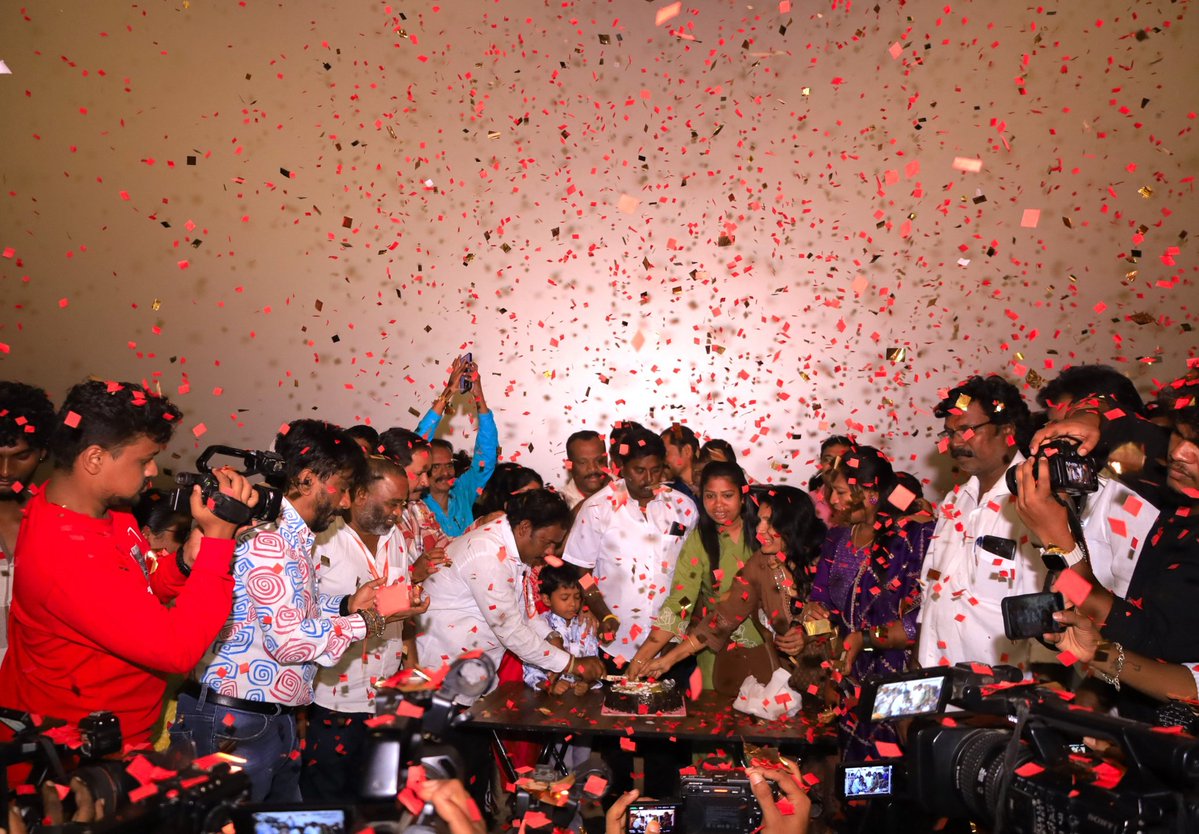 naarkaaliseithi's tweet image. Fans festival continues – Week 3 and #Leader is unstoppable 🥳💥

@thelegendoffl #LegendSaravanan #லீடர் ❤️‍🔥

#LeaderRunningSuccessfully

Starring: @yoursthelegend 🔥
A @Dir_dsk directorial 🎬
A @GhibranVaibodha musical 🎵

🎟️ Book your tickets here: movies.starviva.in/movie/leader