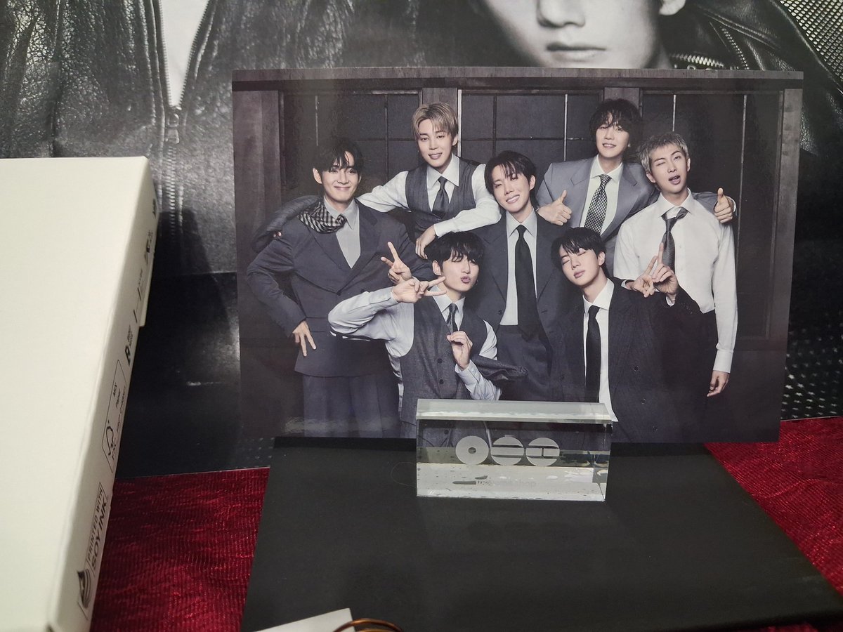 junggukmole's tweet photo. the 12 year old me would be crying.
finally, arirang came home ♡ https://t.co/JeN4WitDhr