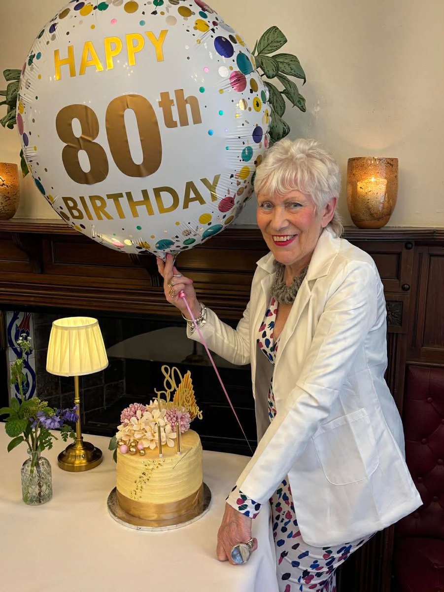 jugglingmum2011's tweet image. This women is my absolute hero! 
Resilience coming from every part of her body, elegant and astonishing for 80! My beautiful mums 80th birthday celebrations today (1 of them) with members of the @OCH1883 team 💙
#family #friends #birthday #Octogenarian