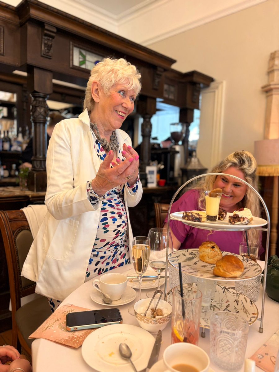 jugglingmum2011's tweet image. This women is my absolute hero! 
Resilience coming from every part of her body, elegant and astonishing for 80! My beautiful mums 80th birthday celebrations today (1 of them) with members of the @OCH1883 team 💙
#family #friends #birthday #Octogenarian