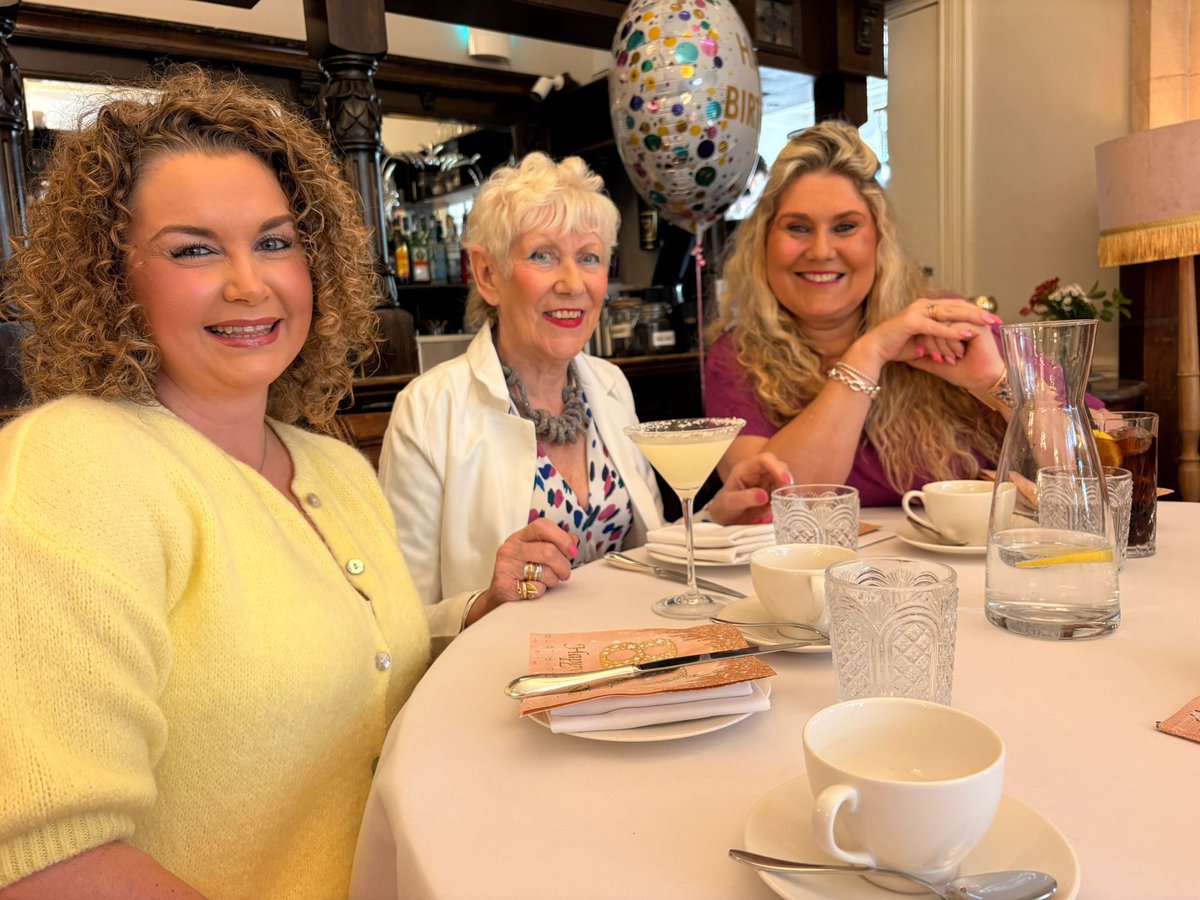 jugglingmum2011's tweet image. This women is my absolute hero! 
Resilience coming from every part of her body, elegant and astonishing for 80! My beautiful mums 80th birthday celebrations today (1 of them) with members of the @OCH1883 team 💙
#family #friends #birthday #Octogenarian