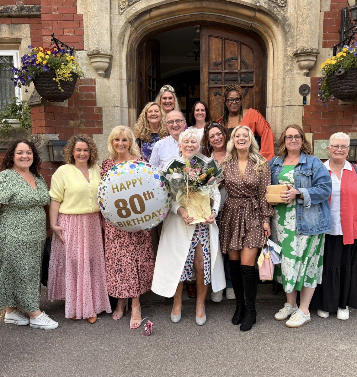 jugglingmum2011's tweet image. This women is my absolute hero! 
Resilience coming from every part of her body, elegant and astonishing for 80! My beautiful mums 80th birthday celebrations today (1 of them) with members of the @OCH1883 team 💙
#family #friends #birthday #Octogenarian