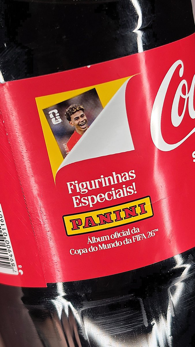gkpb_oficial's tweet image. A Coca-Cola se adiantou e já está colocando nas gôndolas sua edição com figurinhas especiais da Copa do Mundo FIFA 2026.

A campanha acontecerá com a edição de 600ml nas edições sabor original e zero açúcares. Essas 4 aí eu encontrei no Supermercado Dia.

#cocacola