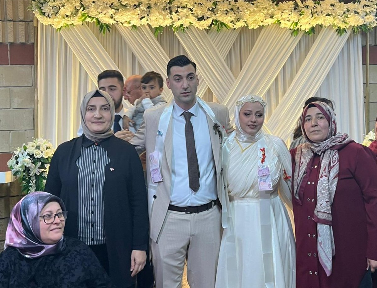 Ünlü ve Yılmaz ailelerinin evlatları Kübra ve Cihan'ın nikah merasimlerine katılarak mutluluklarına ortak olduk.
Ailelerimizi tebrik ediyor gençlerimize bir ömür boyu mutluluklar diliyoruz.
<a href="/AKKADINGM/">AK Parti Kadın Kolları</a> <a href="/Akkadinizmir/">AK Kadın İzmir</a> 
<a href="/EmelDalkirann/">Emel Dalkıran</a> 
<a href="/akadinkemalpasa/">AK Kadın Kemalpaşa</a>