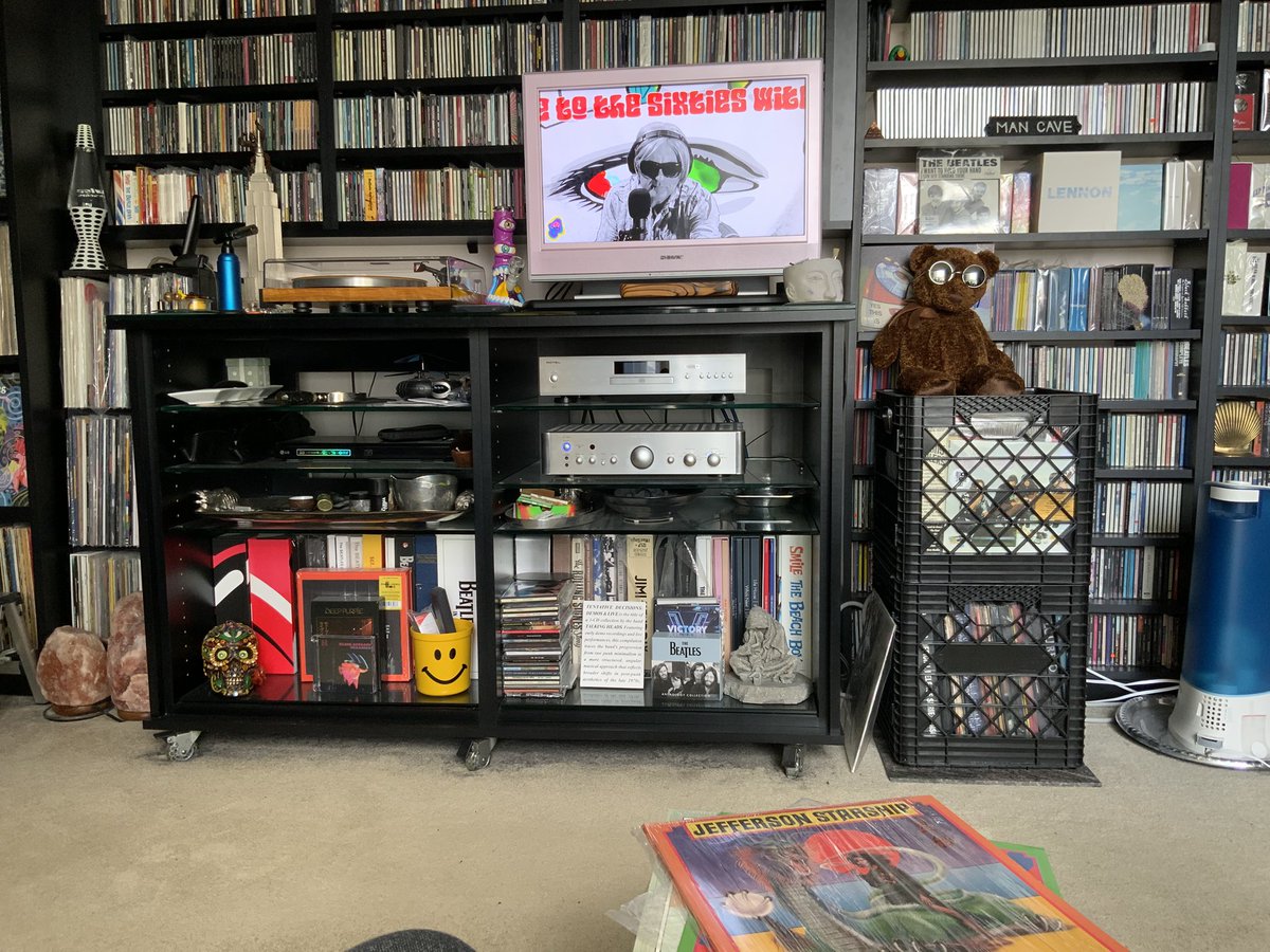 davidchiarelli's tweet image. #Vinyl #Electronics🕺📀🎸 Most stero equipment shelving stands present numerous practical &amp;amp; functional problems for the avid music collector. I had an open wood frame, adjustable glass unit custom built to my own specs. Added a pair of PCM analogue floor speakers &amp;amp; presto! 🔊