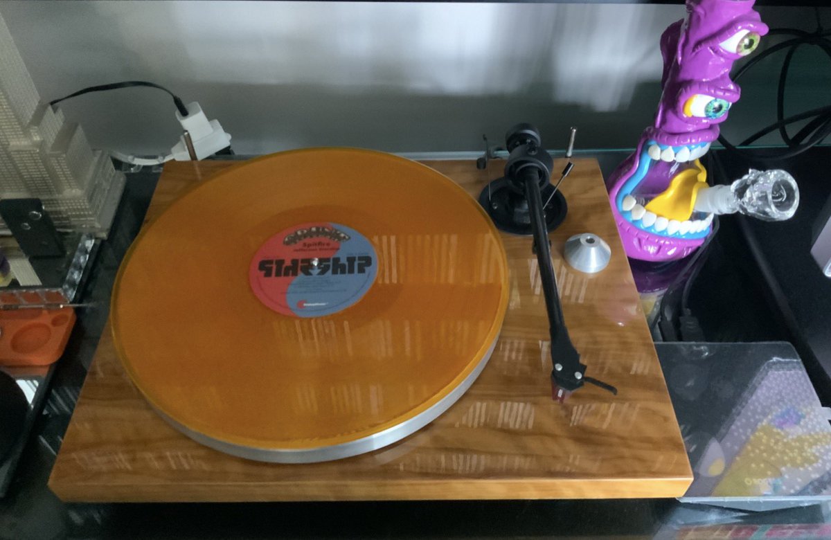 davidchiarelli's tweet image. #Vinyl #Electronics🕺📀🎸 Most stero equipment shelving stands present numerous practical &amp;amp; functional problems for the avid music collector. I had an open wood frame, adjustable glass unit custom built to my own specs. Added a pair of PCM analogue floor speakers &amp;amp; presto! 🔊