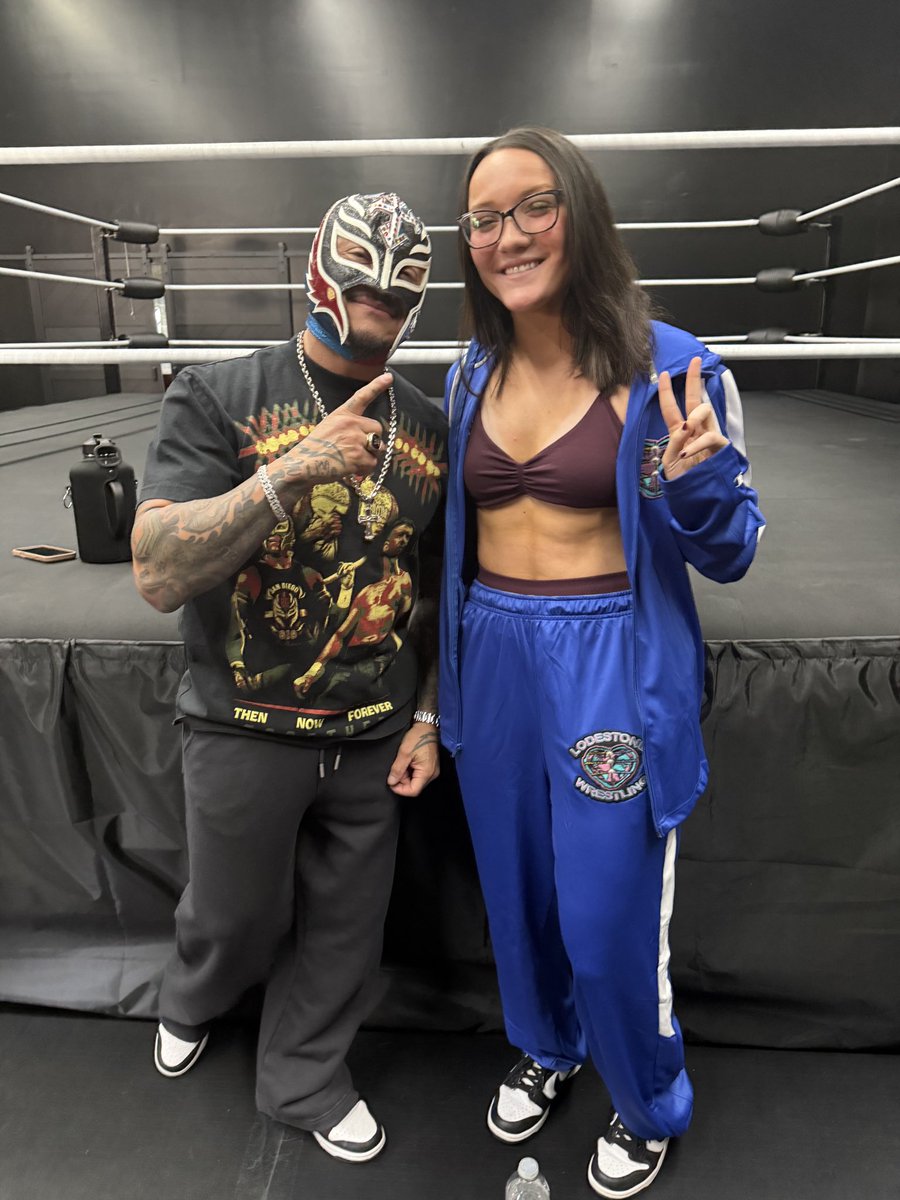 ItsIzzyMania's tweet photo. Hanging with my homies! 💙 https://t.co/pmQUTXLZSC