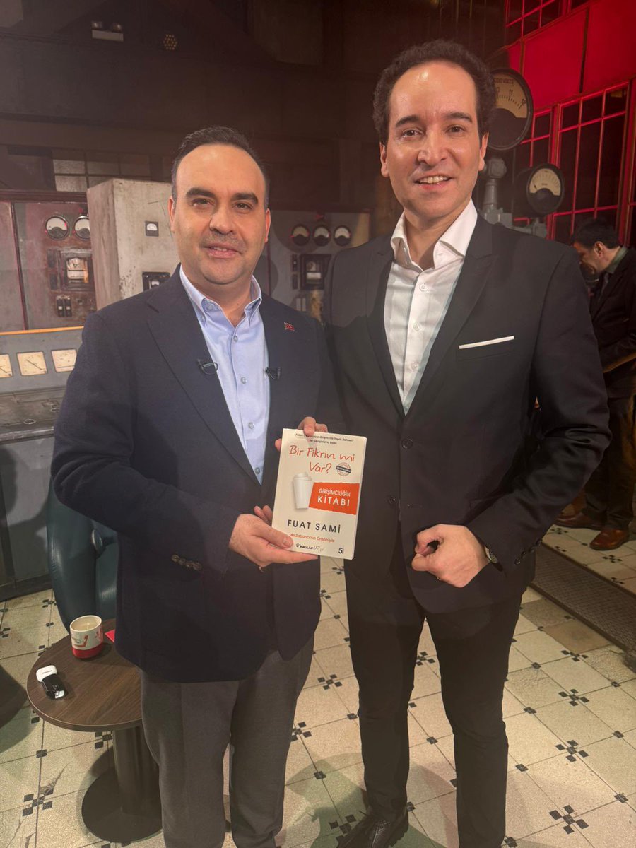 fuatsami's tweet photo. Gurur Gecesi! Bir Fikrin mi Var Büyük Finali, Sayın Sanayi ve Teknoloji Bakanımız Fatih Kacır’ın katılımıyla tamamlandı. 🎖️

Neredeyse 20. yılımıza giriyoruz ve bu yıllar içerisinde 4 ülkede 350 bölüm TV işi tamamladık. İnanın, 17 yaş altı girişimci gençlerimizin yer aldığı bu özel sezonun tadı bir başka oldu. Binlerce gencimiz arasından son 5’e kaldık; onlarca harika fikir dinledik ve aralarında seçim yaparken gerçekten çok zorlandık.

Bu müthiş sezonu Sayın Bakanımızın bizzat takip etmesi ve tüm final bölümünde onur konuğu olarak bizleri onurlandırması tarifsiz bir duyguydu. Kendisine ve değerli ekibine, programımıza ve genç girişimciliğine verdikleri destek için minnettarız.

Bu yolculukta Alp Kırşan, müthiş performansı ile renk ve fark yarattı. Üstüne harika jürimiz Ümit Kalko, Baybars Altuntaş ve Zuhal Mansfield programa büyük değer kattılar. Bu hiç kolay bir görev değildi; sadece gençlerimiz için dertlenen değerli insanların yapabileceği bir şeydi. Mektebim Kolejleri bu yolculuğu en mümkün kılan partnerdi, orada bizlere destek olan hocalarıma teşekkürü borç bilirim. Ve tabii ev sahibimiz Bilgi Üniversitesi...İletişim Fakültesi öğrencileriyle kurduğumuz, pek eşine rastlanmayan bu özel iş birliği sayesinde onları da ekibimizin bir parçası yaptık. Sadece Bilgi de değil, TUMMİAD, Doğtaş, Bisse, Destek Patent, Creative Content Office gibi nice değerli destekçimiz ile bu hayal gerçeğe dönüştü. 

Ve son olarak, 12 yıllık yol arkadaşım yönetmenimiz Serhan Karadeniz liderliğindeki müthiş ekibime ve tabii bu projeye değer verip beraber bir aile olduğumuz Emine Moğul başkanlığındaki TRT Genç ailesine sonsuz teşekkürler, bu hayali en başta mümkün kılan onların vizyonu idi. İyi ki varsınız!

Tabii bu müthiş finali çektik ama bu çok özel bölümü izlemek için 4 Mayıs Pazartesi günü saat 21:45’i beklemek durumundasınız. İnanın beklemenize değecek!

Daha nice girişimcilik yolculuklarına... 🚀

#BirFikrinMiVar #Girişimcilik #GençGirişimciler #TRTGenç #İnovasyon