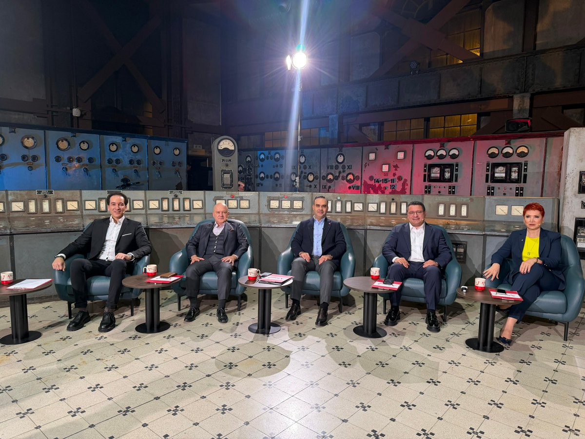 fuatsami's tweet photo. Gurur Gecesi! Bir Fikrin mi Var Büyük Finali, Sayın Sanayi ve Teknoloji Bakanımız Fatih Kacır’ın katılımıyla tamamlandı. 🎖️

Neredeyse 20. yılımıza giriyoruz ve bu yıllar içerisinde 4 ülkede 350 bölüm TV işi tamamladık. İnanın, 17 yaş altı girişimci gençlerimizin yer aldığı bu özel sezonun tadı bir başka oldu. Binlerce gencimiz arasından son 5’e kaldık; onlarca harika fikir dinledik ve aralarında seçim yaparken gerçekten çok zorlandık.

Bu müthiş sezonu Sayın Bakanımızın bizzat takip etmesi ve tüm final bölümünde onur konuğu olarak bizleri onurlandırması tarifsiz bir duyguydu. Kendisine ve değerli ekibine, programımıza ve genç girişimciliğine verdikleri destek için minnettarız.

Bu yolculukta Alp Kırşan, müthiş performansı ile renk ve fark yarattı. Üstüne harika jürimiz Ümit Kalko, Baybars Altuntaş ve Zuhal Mansfield programa büyük değer kattılar. Bu hiç kolay bir görev değildi; sadece gençlerimiz için dertlenen değerli insanların yapabileceği bir şeydi. Mektebim Kolejleri bu yolculuğu en mümkün kılan partnerdi, orada bizlere destek olan hocalarıma teşekkürü borç bilirim. Ve tabii ev sahibimiz Bilgi Üniversitesi...İletişim Fakültesi öğrencileriyle kurduğumuz, pek eşine rastlanmayan bu özel iş birliği sayesinde onları da ekibimizin bir parçası yaptık. Sadece Bilgi de değil, TUMMİAD, Doğtaş, Bisse, Destek Patent, Creative Content Office gibi nice değerli destekçimiz ile bu hayal gerçeğe dönüştü. 

Ve son olarak, 12 yıllık yol arkadaşım yönetmenimiz Serhan Karadeniz liderliğindeki müthiş ekibime ve tabii bu projeye değer verip beraber bir aile olduğumuz Emine Moğul başkanlığındaki TRT Genç ailesine sonsuz teşekkürler, bu hayali en başta mümkün kılan onların vizyonu idi. İyi ki varsınız!

Tabii bu müthiş finali çektik ama bu çok özel bölümü izlemek için 4 Mayıs Pazartesi günü saat 21:45’i beklemek durumundasınız. İnanın beklemenize değecek!

Daha nice girişimcilik yolculuklarına... 🚀

#BirFikrinMiVar #Girişimcilik #GençGirişimciler #TRTGenç #İnovasyon