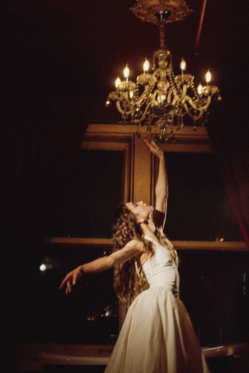 AnaSkyOfficial's tweet image. standing under the light like it’s magic…
but I see the darker side ✨🕯️stream Blvd Dreams wherever u listen to music, link in bio
#DarkRomance #cinematic #BlvdDreams