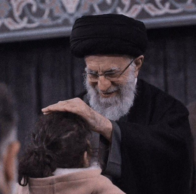 برای دختر ارزش و احترام قائل بود ؛
اون‌موقع که هنوز این چیزا مُد نشده بود .
#لبخند_خدا