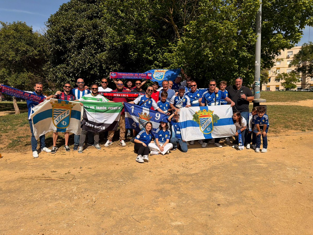 Gran previa de la peña el ficus acogiendo a los aficionados del Extremadura!! Buen viaje de vuelta amigos!! Hay que seguir peleando para alcanzar los objetivos marcados.FORZA XCD💙🤍